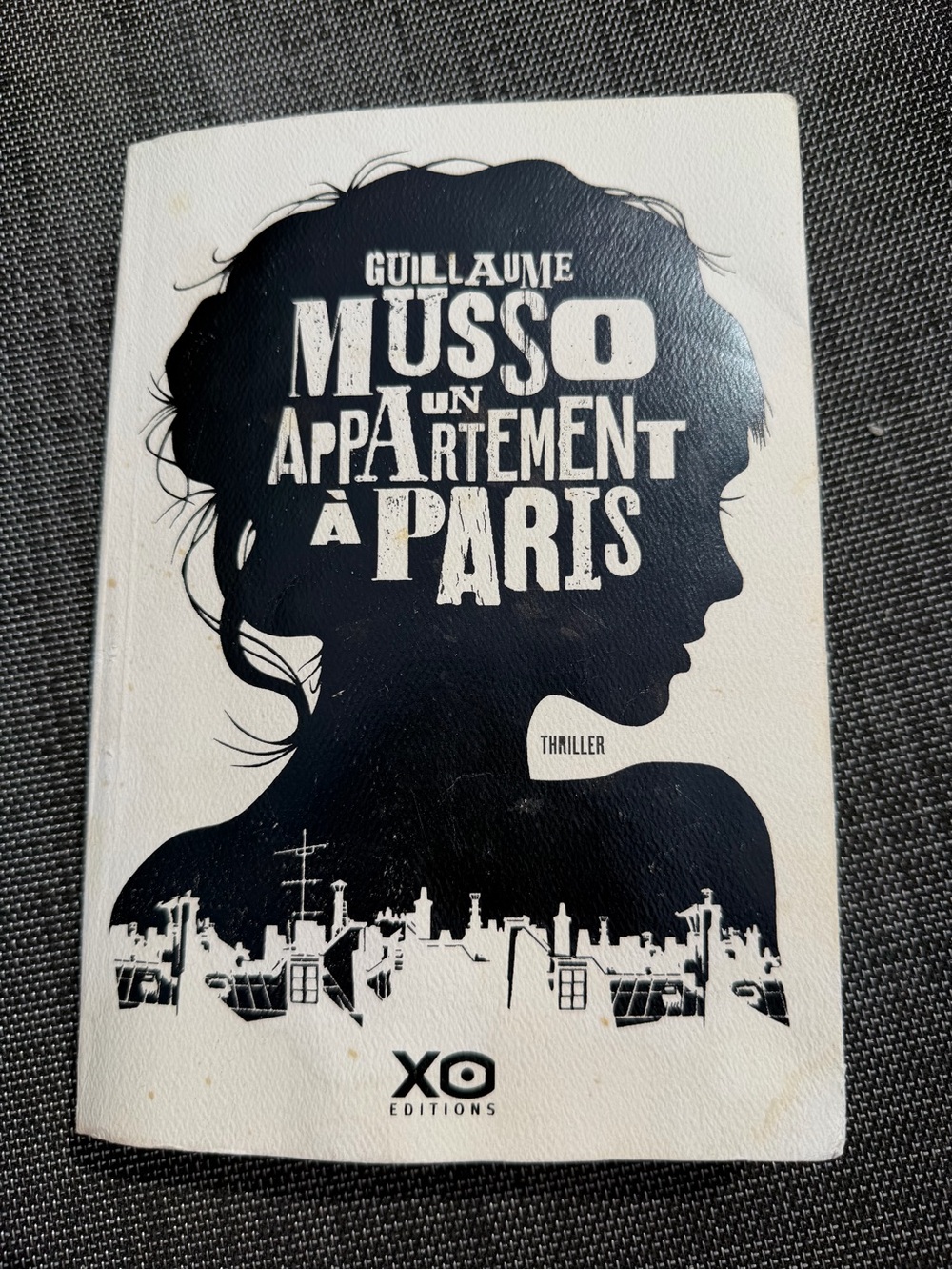 Guillaume Musso "Un Appartement à Paris" - Black & White Thriller Paperback